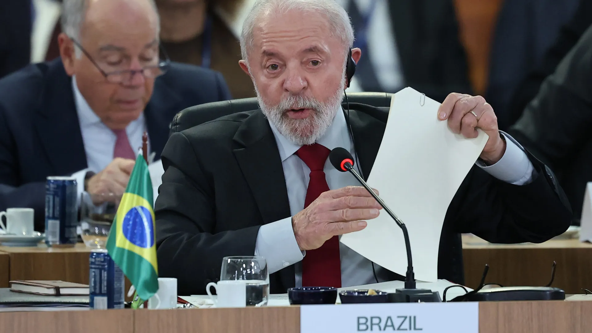 Trump está incomodado porque o Pix vai acabar com o cartão de crédito, diz Lula