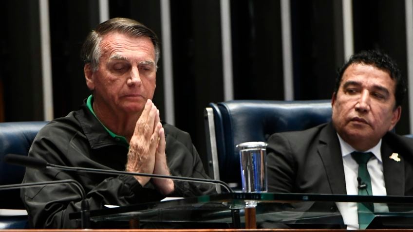 Bolsonaro se emociona e pede orações em discurso no Senado