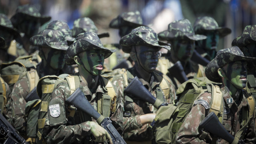 Lei do reajuste salarial em dezembro para militares é promulgada
