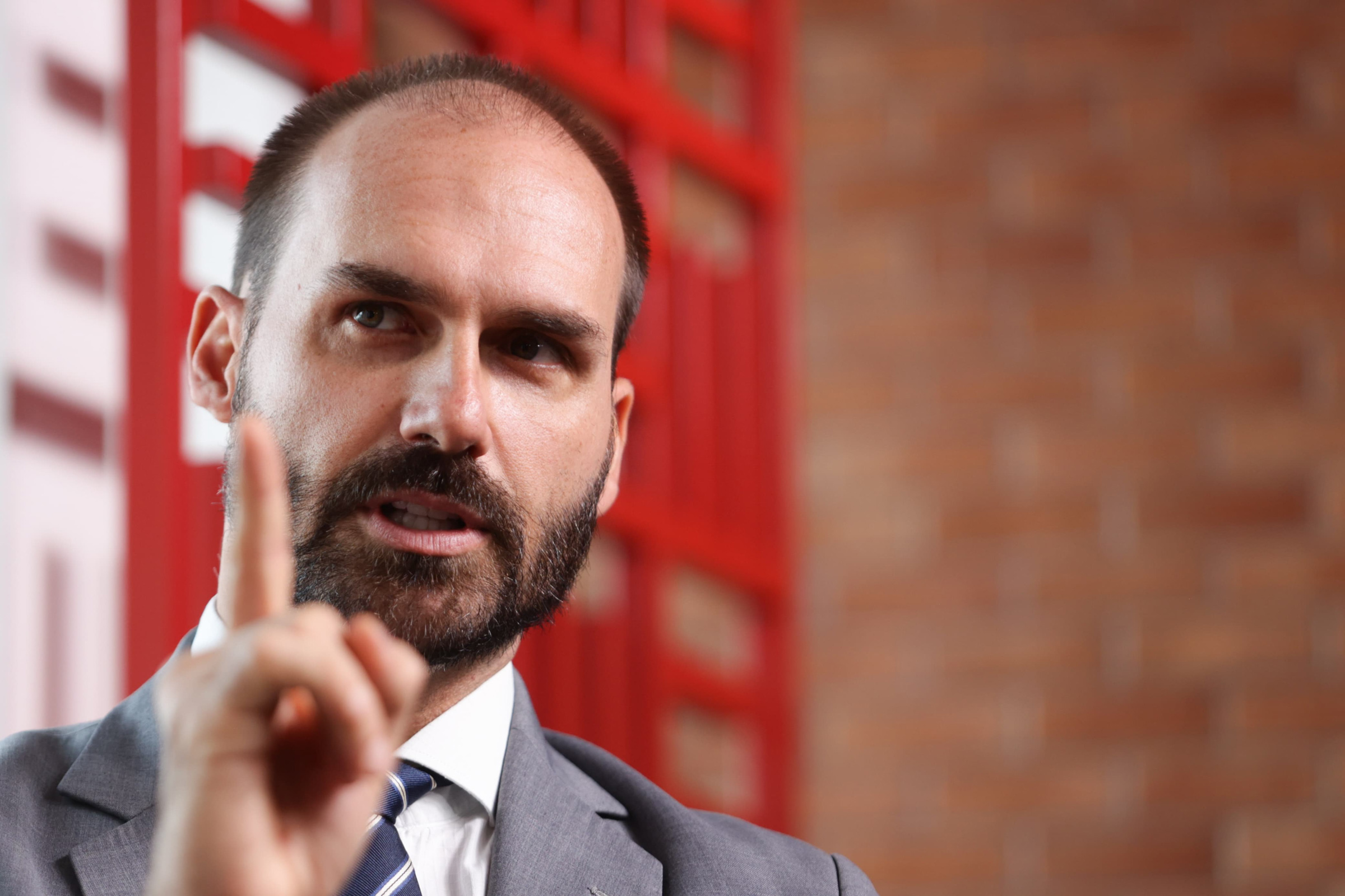 Após operação da PF contra Bolsonaro, Eduardo “marca” e avisa Trump