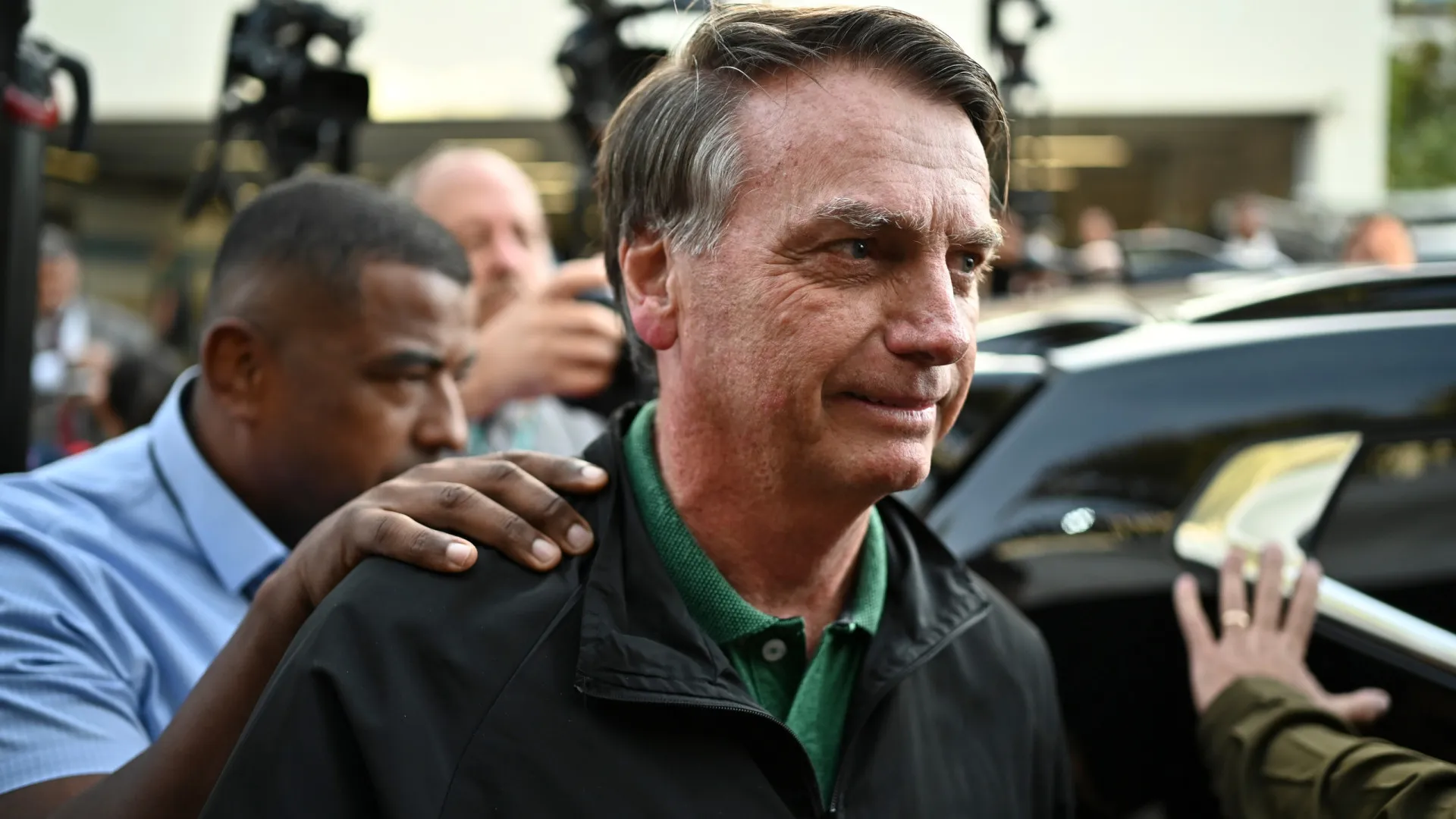 Bolsonaro usará tornozeleira e está proibido de acessar redes sociais