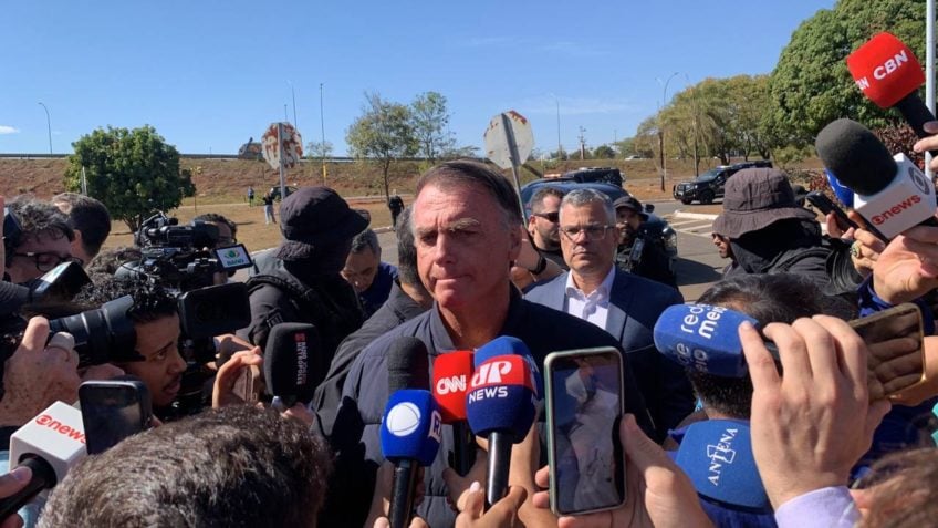 "Suprema humilhação", diz Bolsonaro sobre medidas de Moraes