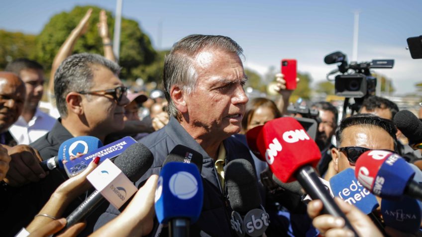 Bolsonaro nega golpe e afirma ser alvo de perseguição