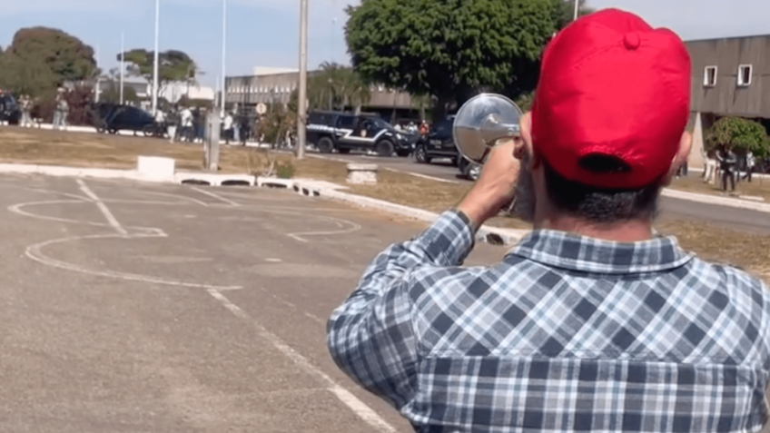 Homem toca “marcha fúnebre” no trompete para Bolsonaro
