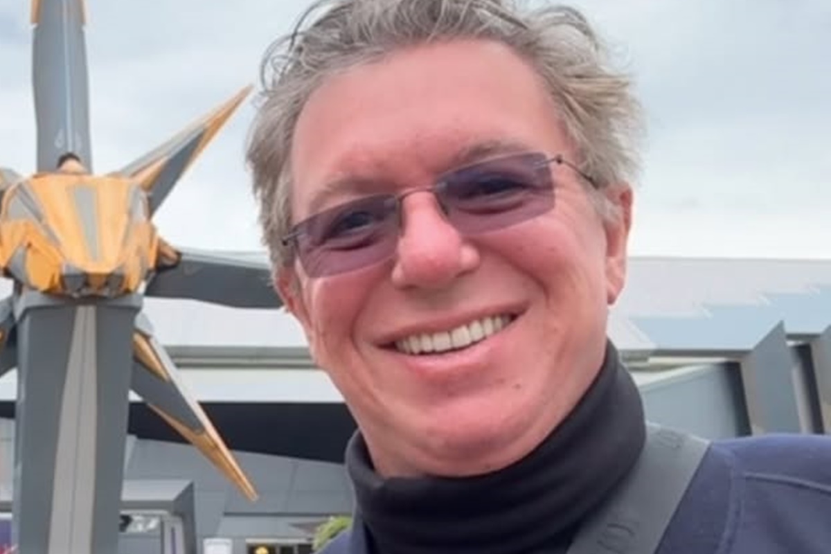 Boninho celebra retorno a reality show na TV: “De volta”