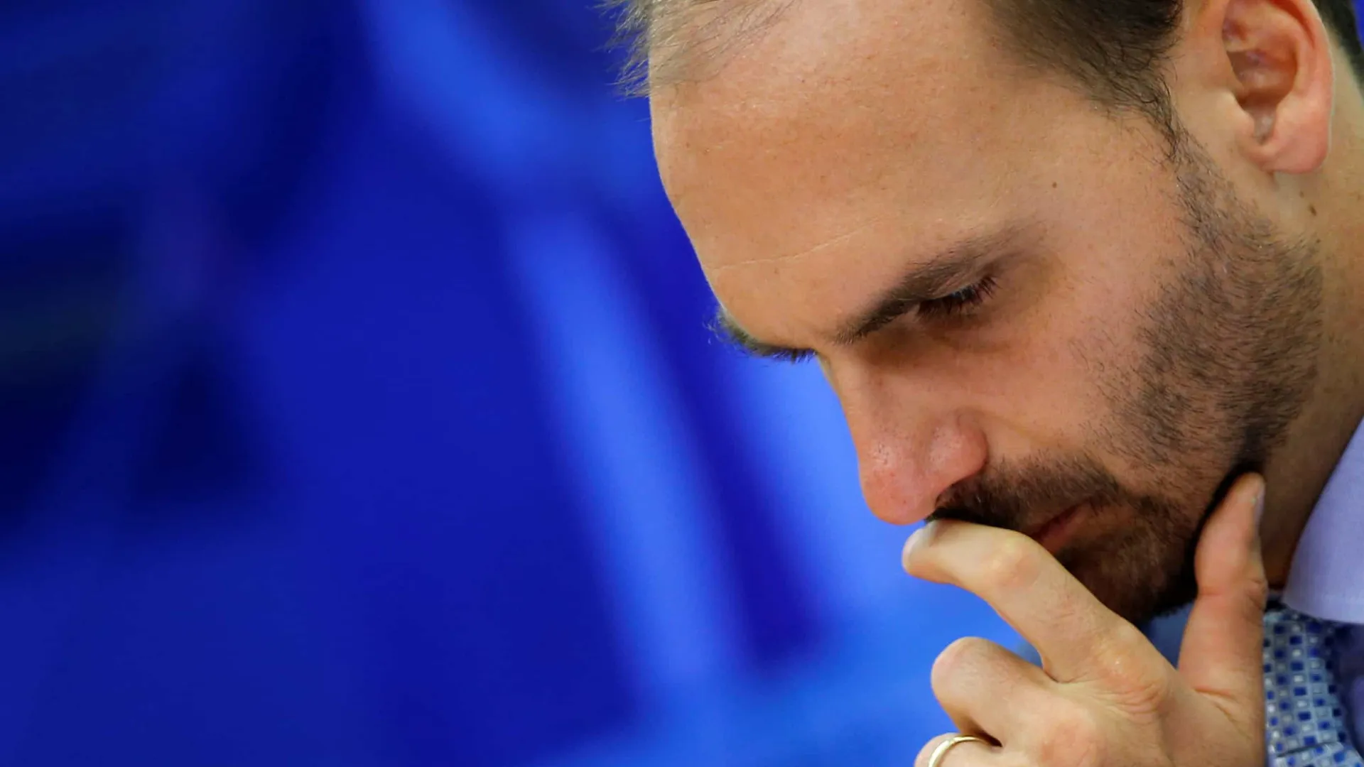 Eduardo Bolsonaro posta em inglês no X que Moraes dobra aposta contra o pai