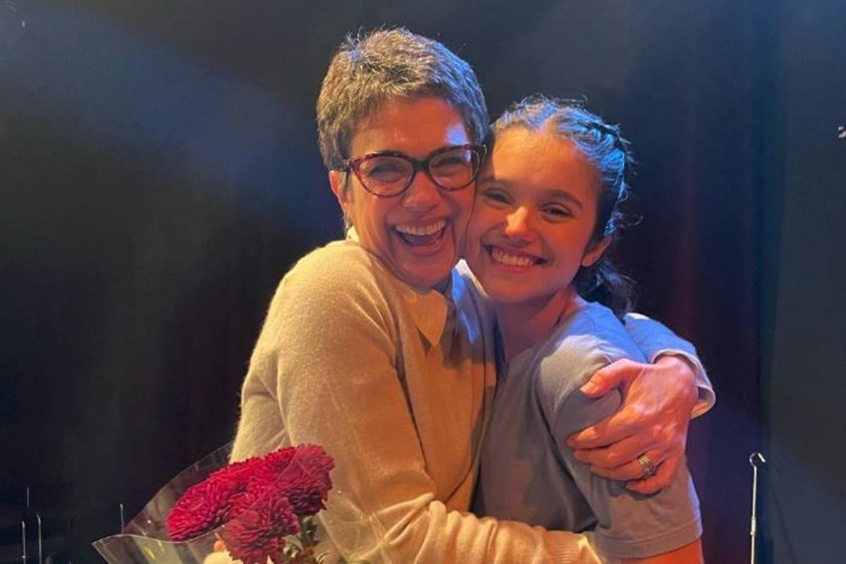 Filha de Sandra Annenberg assume namorada com beijão no meio da rua