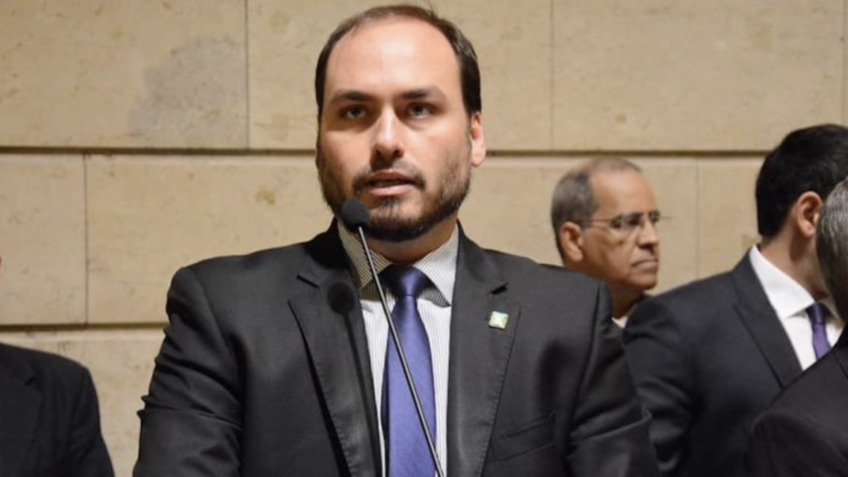 Carlos Bolsonaro diz que pai sofre “perseguição criminosa”