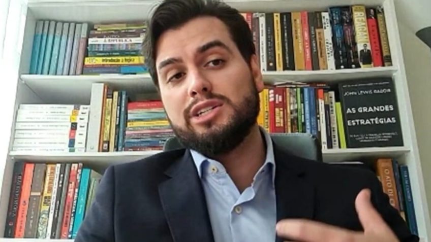 Possível ida de Filipe Martins aos EUA não motivou prisão, diz delegado