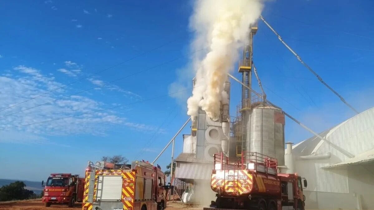 Fogo devasta armazém de milho em Mineiros e mobiliza bombeiros por 15h