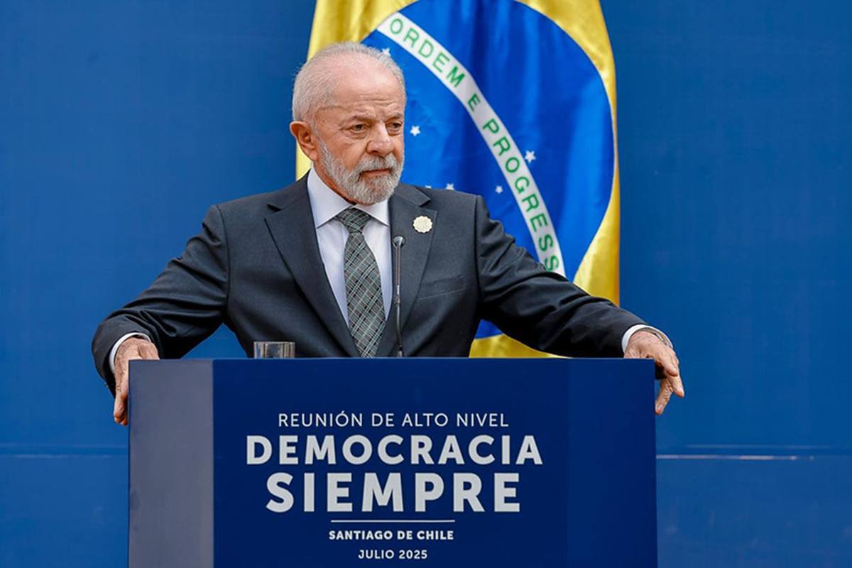 No Chile, Lula diz que democracia perde espaço para a extrema direita