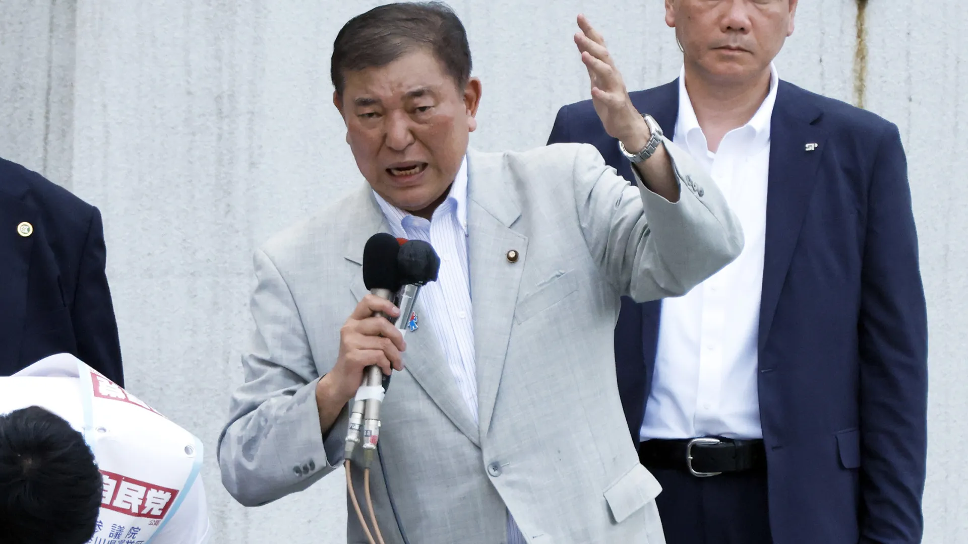 Premiê do Japão se agarra ao cargo após derrota expressiva em eleições