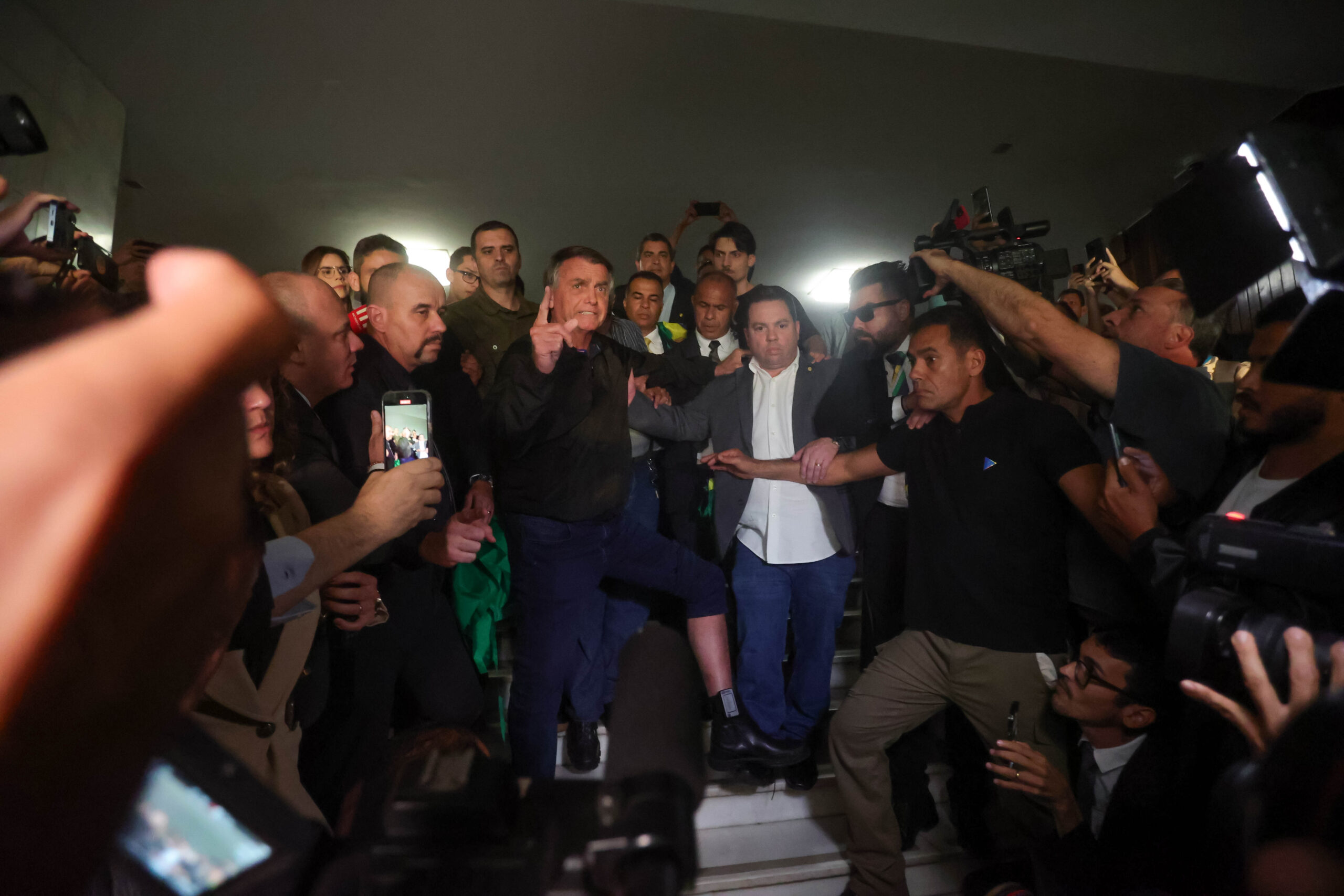 Moraes inclui posts de Eduardo em decisão que ameaça prender Bolsonaro