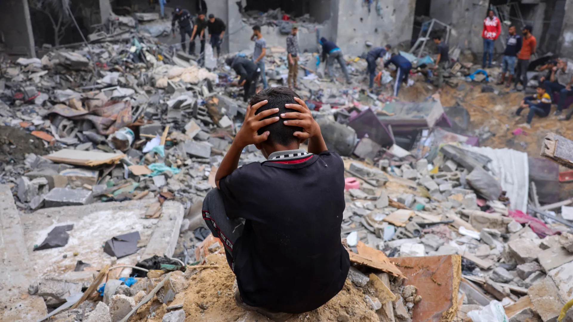 Israel lança 1ª ofensiva em região de Gaza lotada de civis onde acredita que estejam os reféns