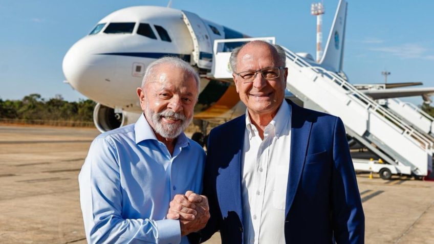 Lula desembarca em Brasília após participar de cúpula no Chile