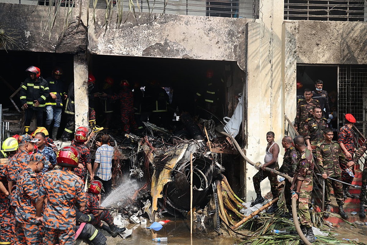 Sobe para 27 o número de mortos em acidente de avião em Bangladesh