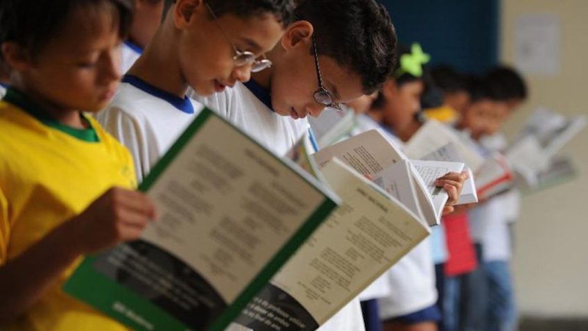 MEC compra só livros de português e matemática para 2026