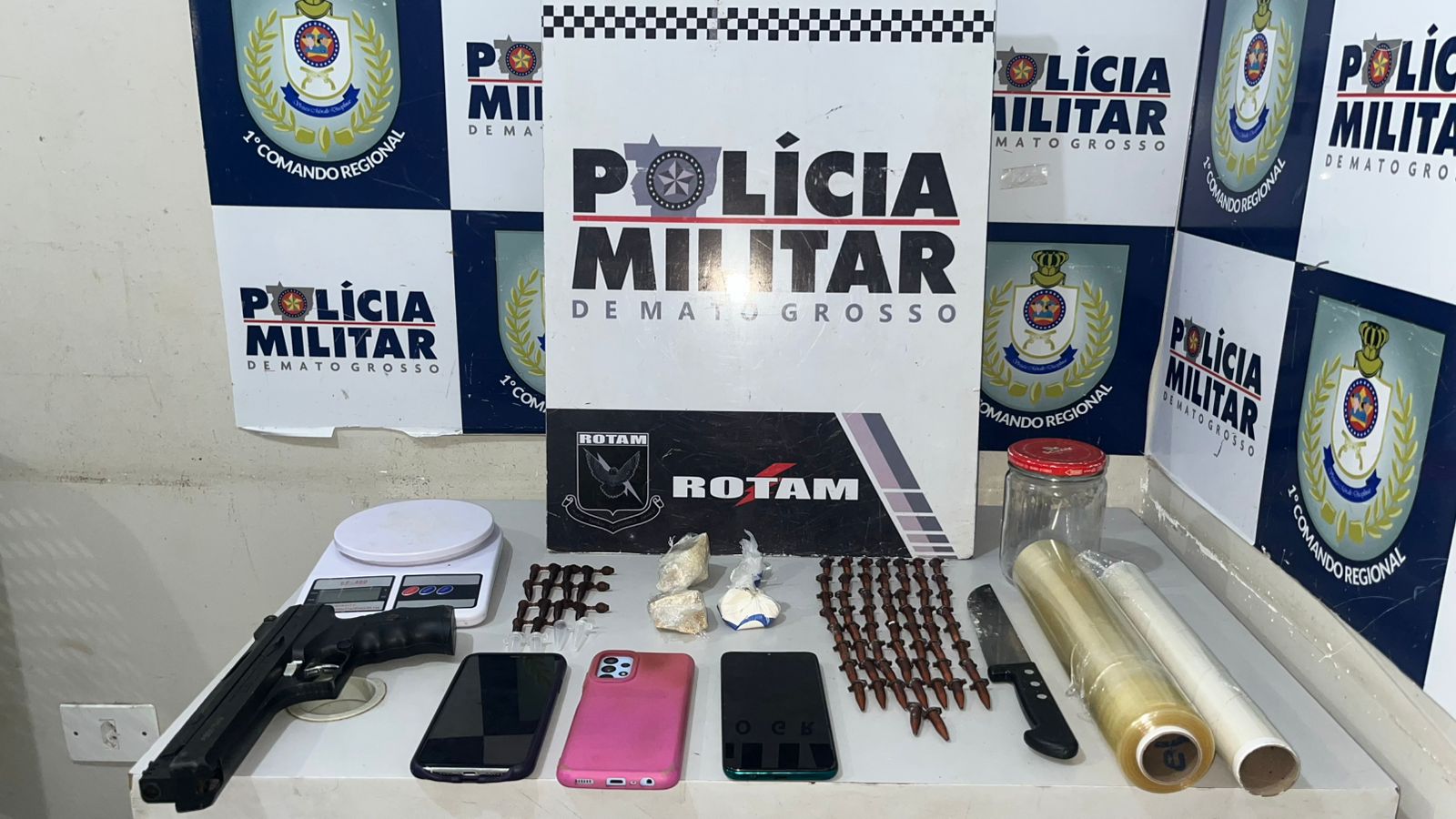 PM prende dupla por tráfico de drogas e apreende 62 porções de entorpecentes em Cuiabá