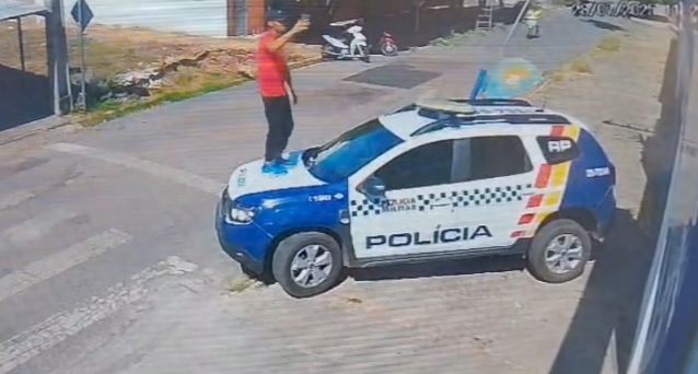 PM prende homem que subiu em viatura para gravar vídeos de apologia ao crime