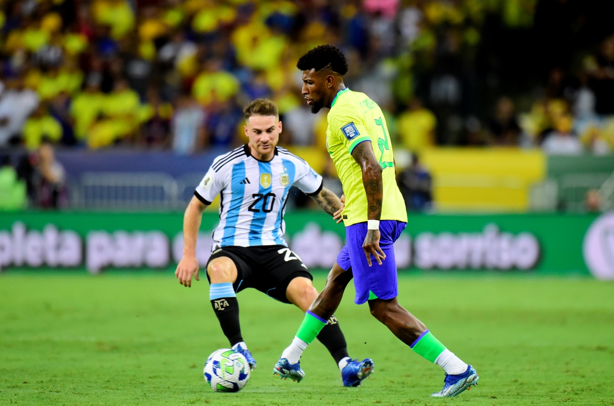 Emerson Royal mira retorno à Seleção após anúncio no Flamengo