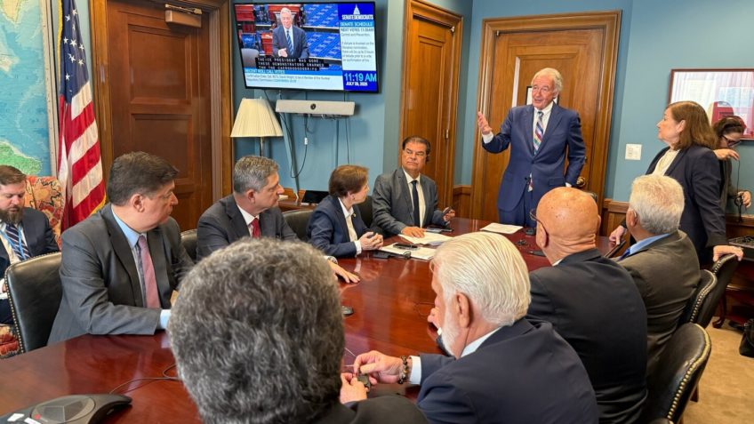Senadores brasileiros encontram colegas democratas, adversários de Trump