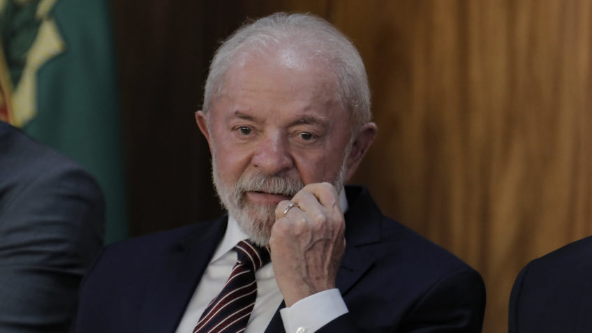 Sem pedido formal, Lula espera que Trump abra diálogo sobre tarifa