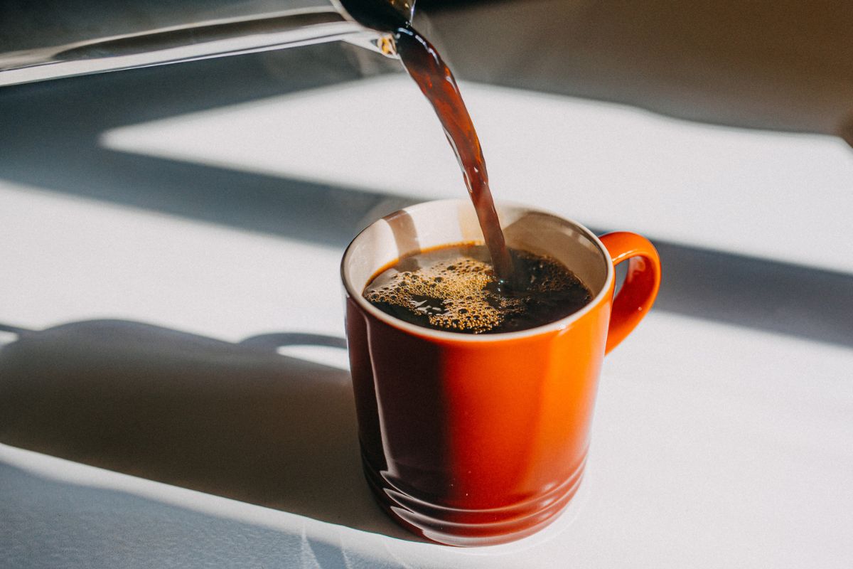 Café com especiaria anti-inflamatória melhora o foco e a digestão