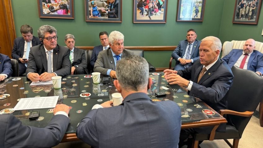 Senadores se reuniram com 7 democratas e desafeto de Trump nos EUA