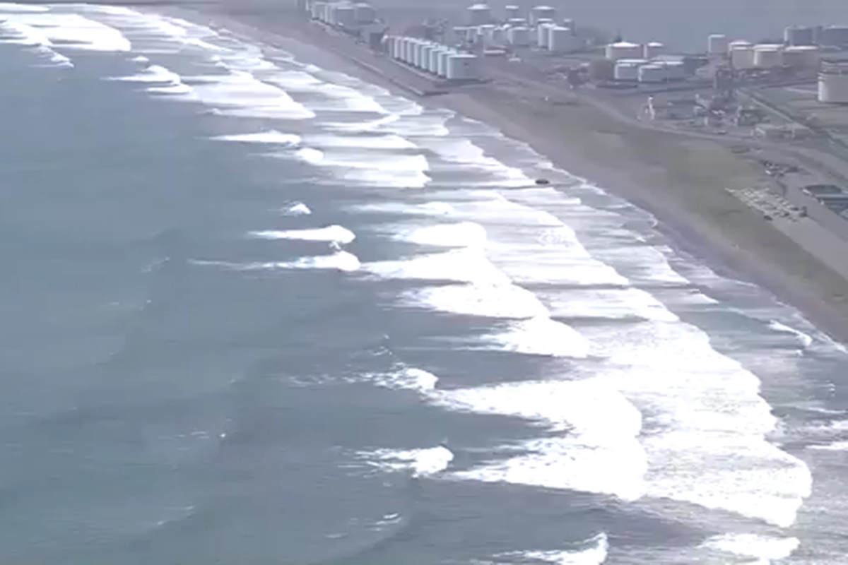 Ondas agitadas e pessoas em telhados: veja imagens do tsunami no Japão