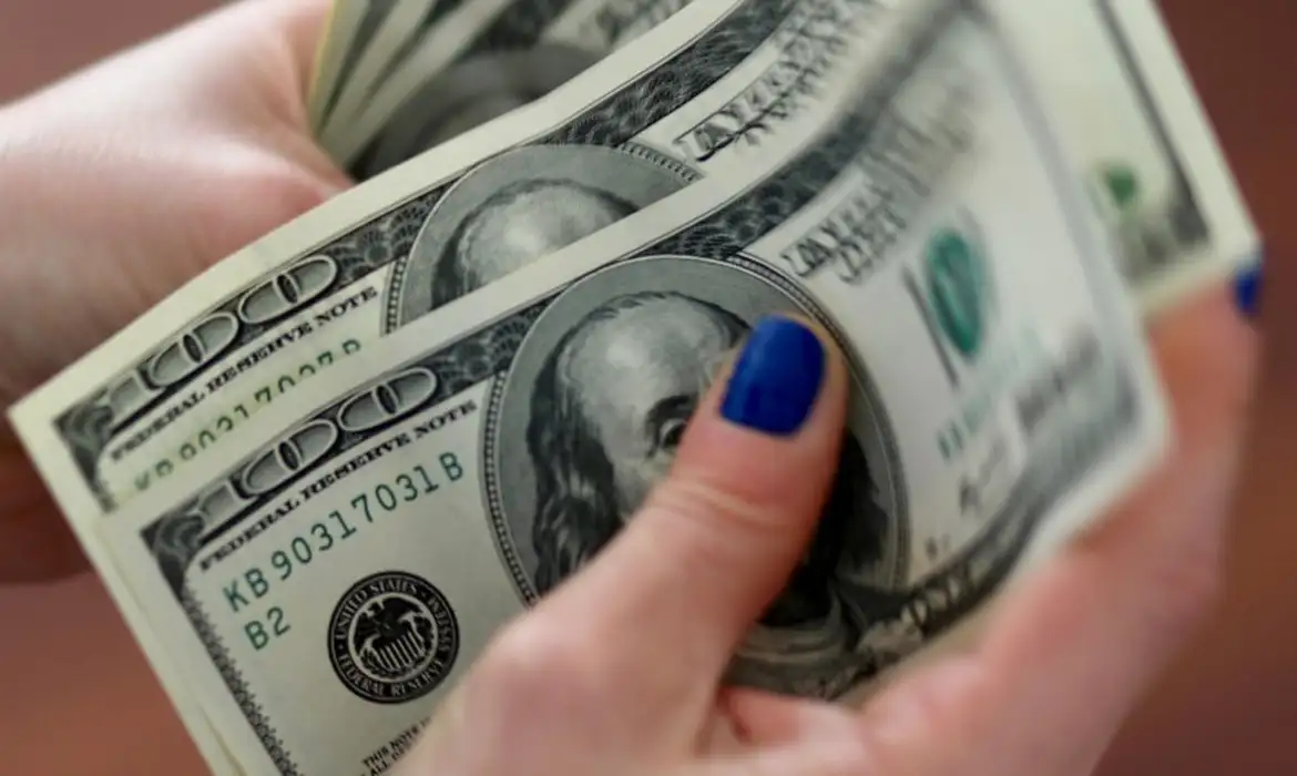 Dólar cai para R$ 5,56 com possível recuo em tarifaço nos EUA