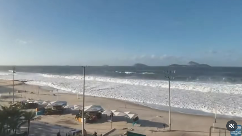 Ondas de 4 metros invadem orla do Leblon no Rio