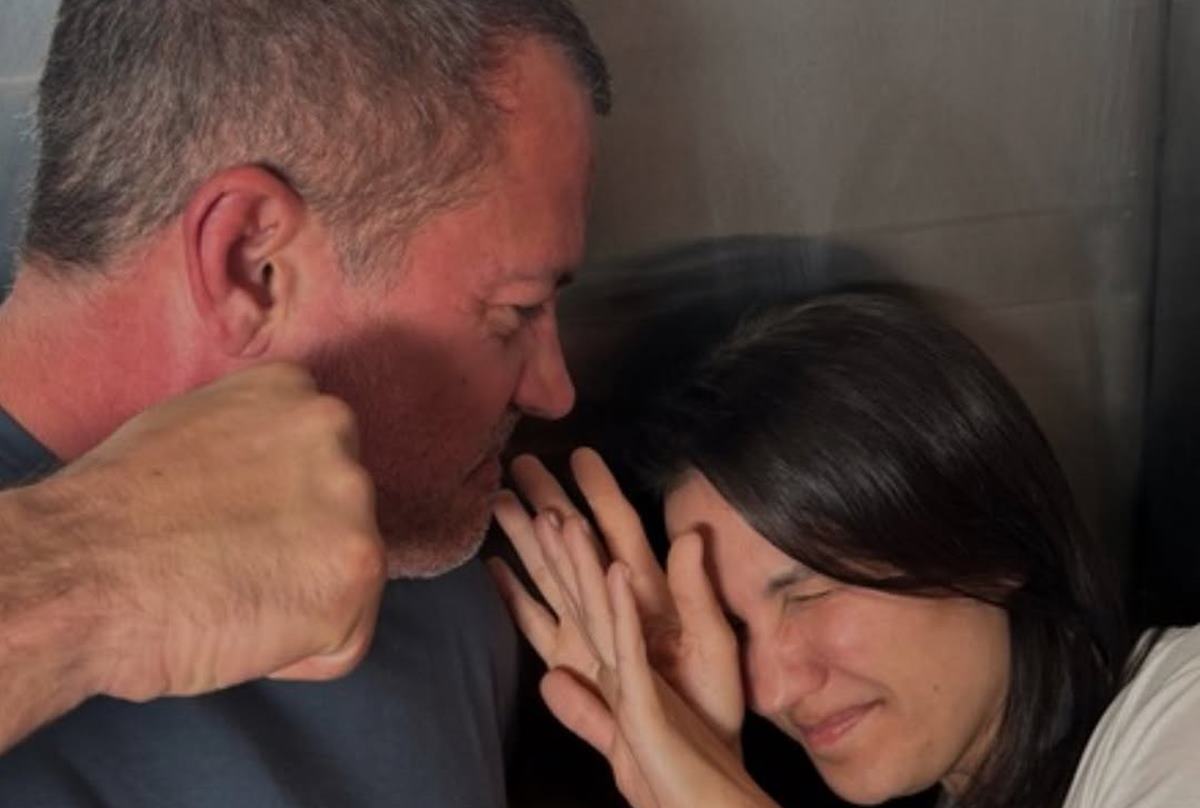 Kyra Gracie e Malvino simulam ataque em elevador e ensinam defesa
