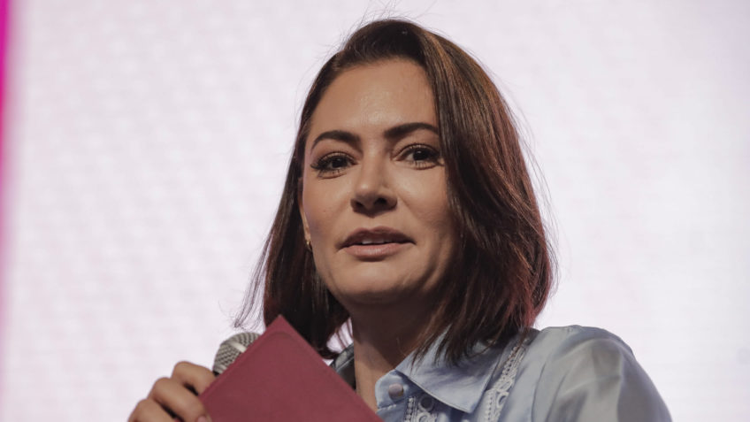 Michelle Bolsonaro muda título de eleitor para Brasília