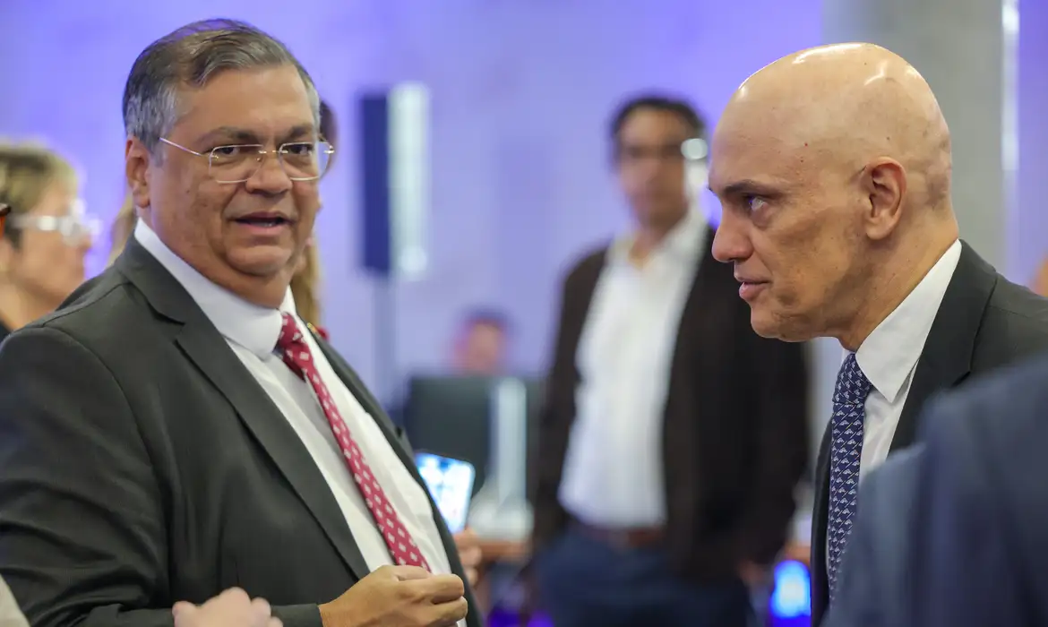 Dino se solidariza e elogia Moraes, alvo de novas sanções dos EUA