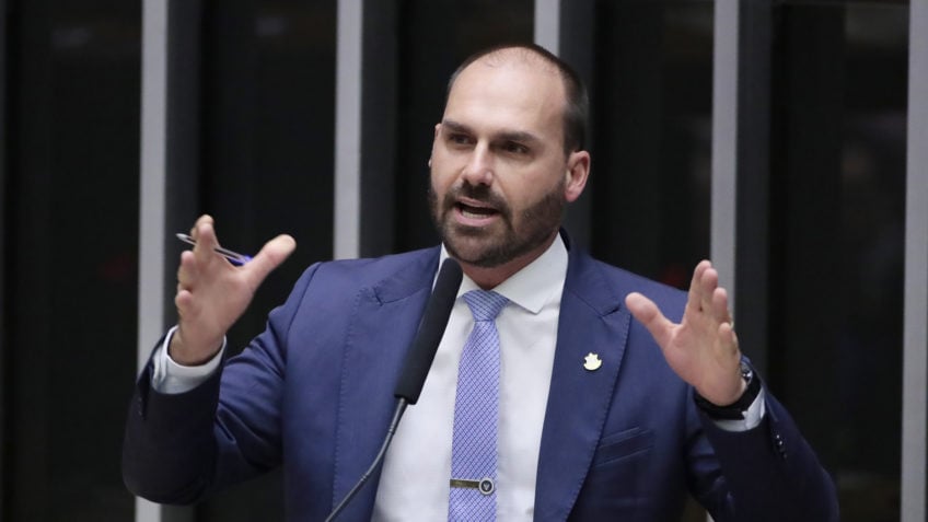 É estar com Moraes ou com o Brasil, diz Eduardo após sanção ao ministro