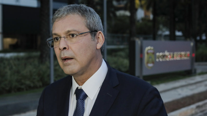 PT faz pressão para que Motta paute cassação de Eduardo Bolsonaro