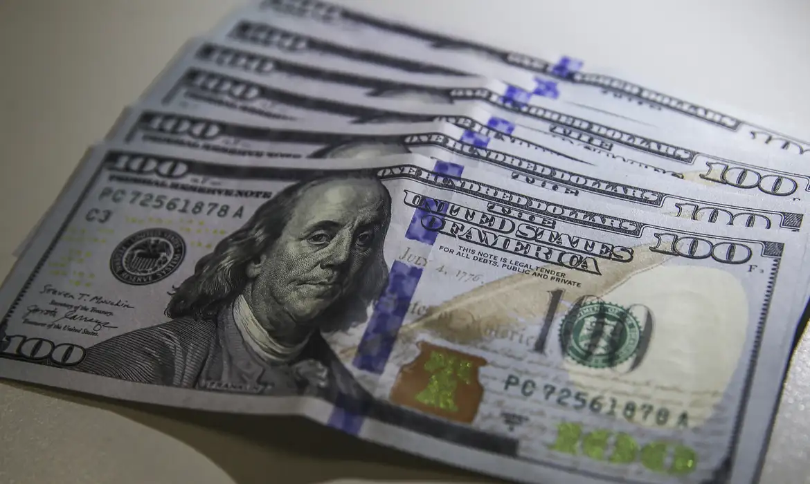 Dólar sobe para R$ 5,59 com oficialização de tarifaço de Trump