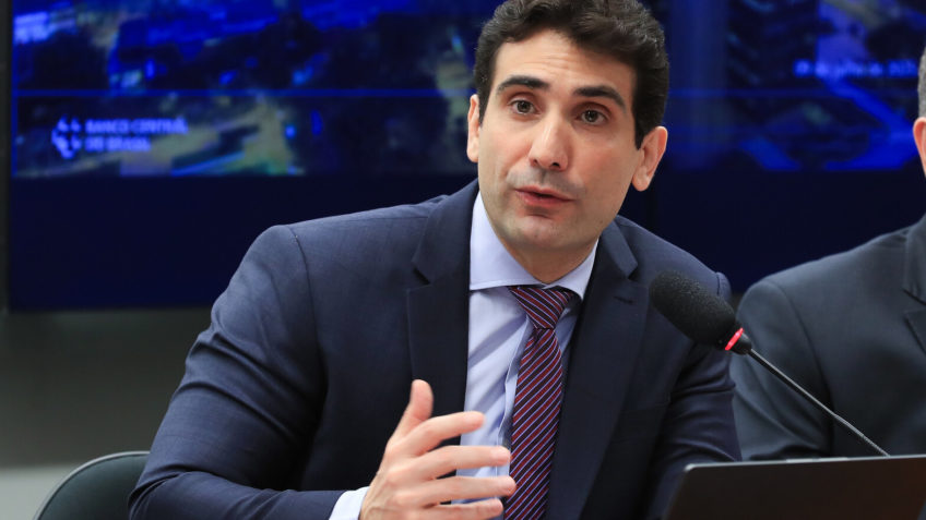 Tarifaço dos EUA reforça “cautela” e “maior incerteza”, diz BC