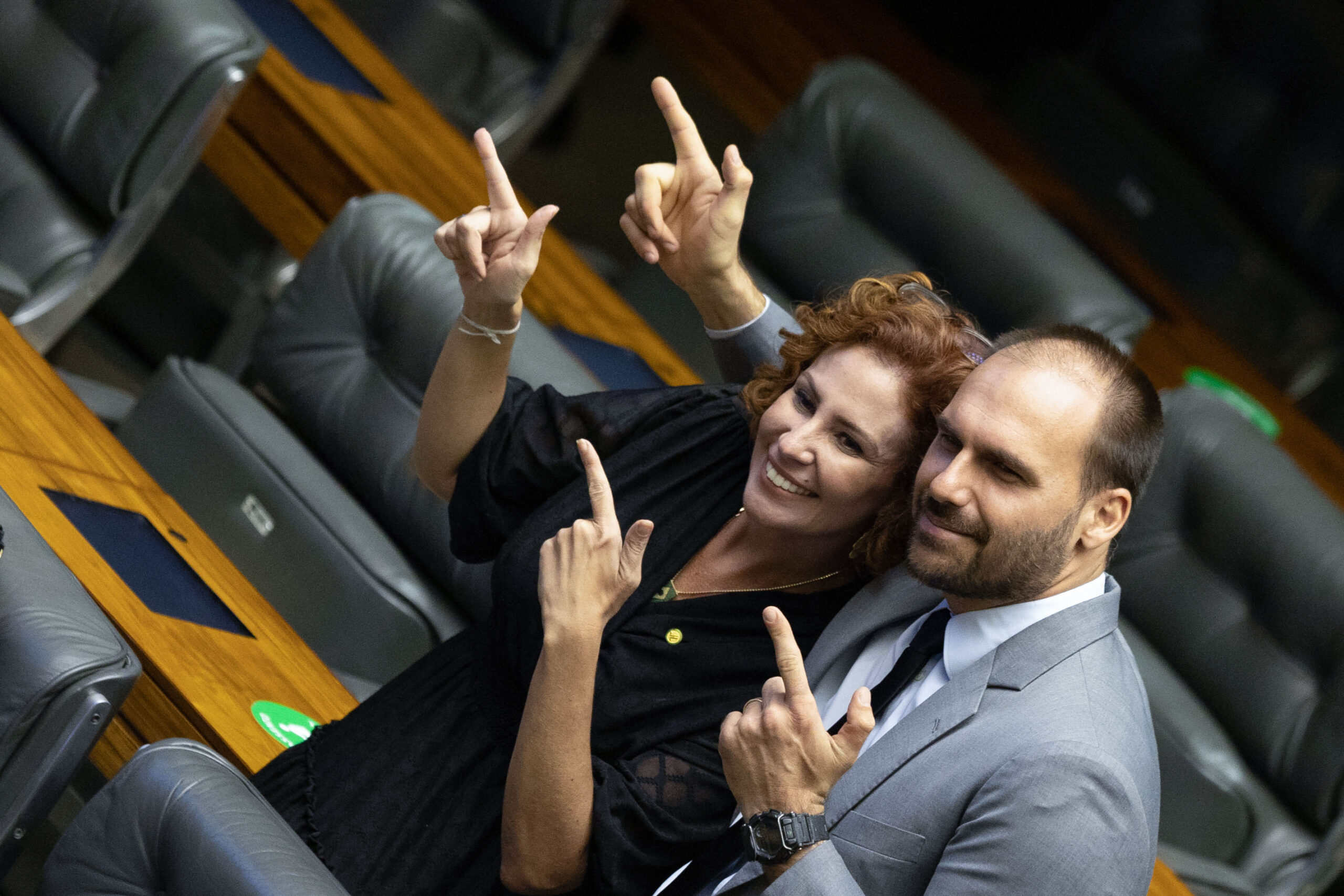 Eduardo Bolsonaro se solidariza com Zambelli: “Vítima da perseguição”