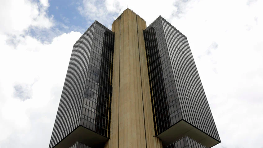 Indústria e comércio divergem sobre BC manter Selic em 15% ao ano