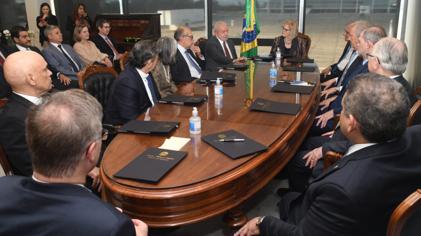 Lula convida os 11 ministros do Supremo para reunião no Alvorada