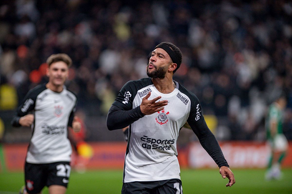 Com gol de Memphis, Corinthians vence Palmeiras na Copa do Brasil