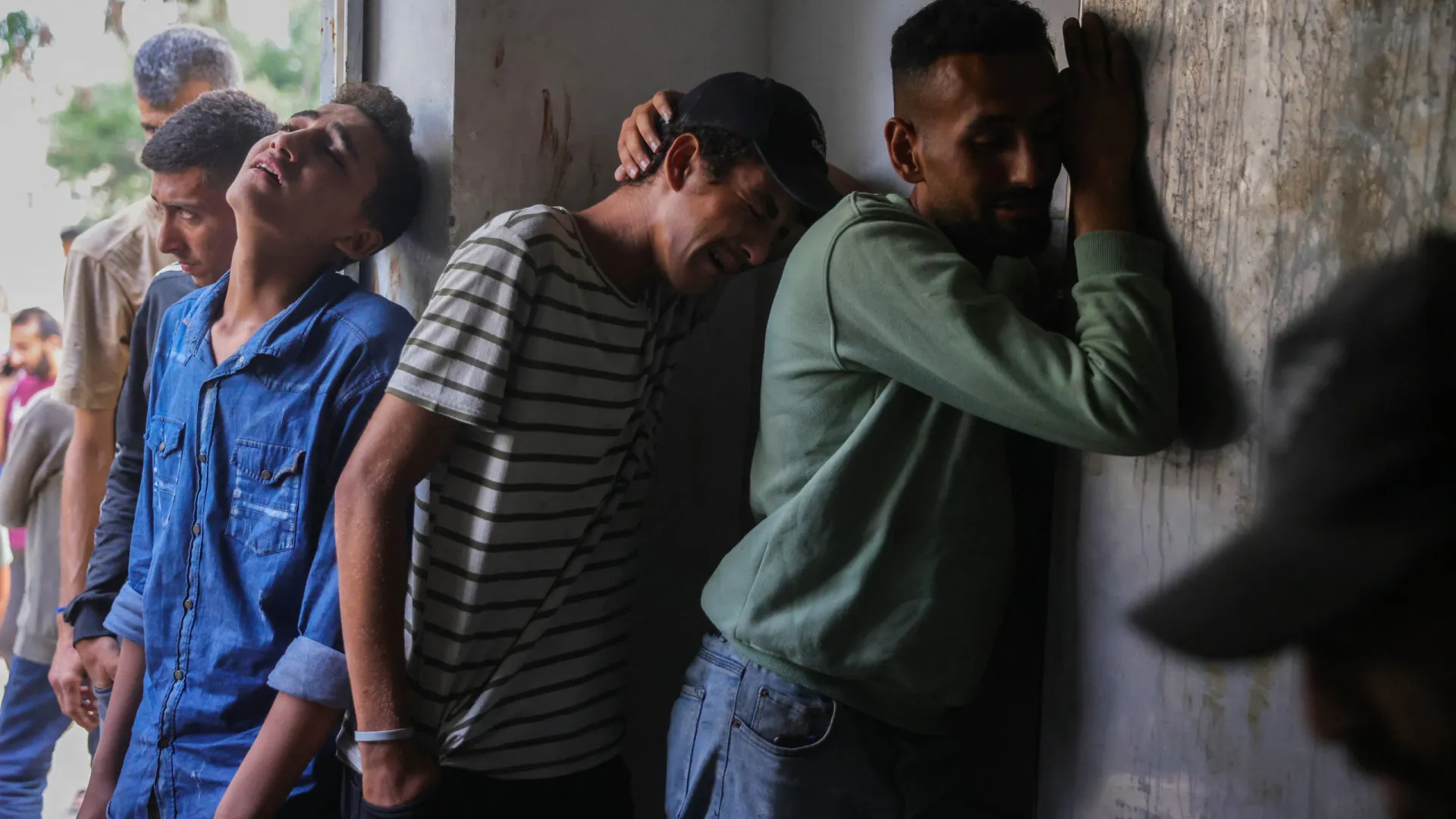 Israel ataca áreas de deslocados em Gaza e mata civis e crianças