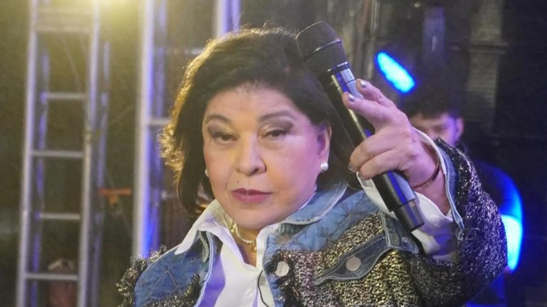 Roberta Miranda reage a invasão no palco com empurrão e chute em homem