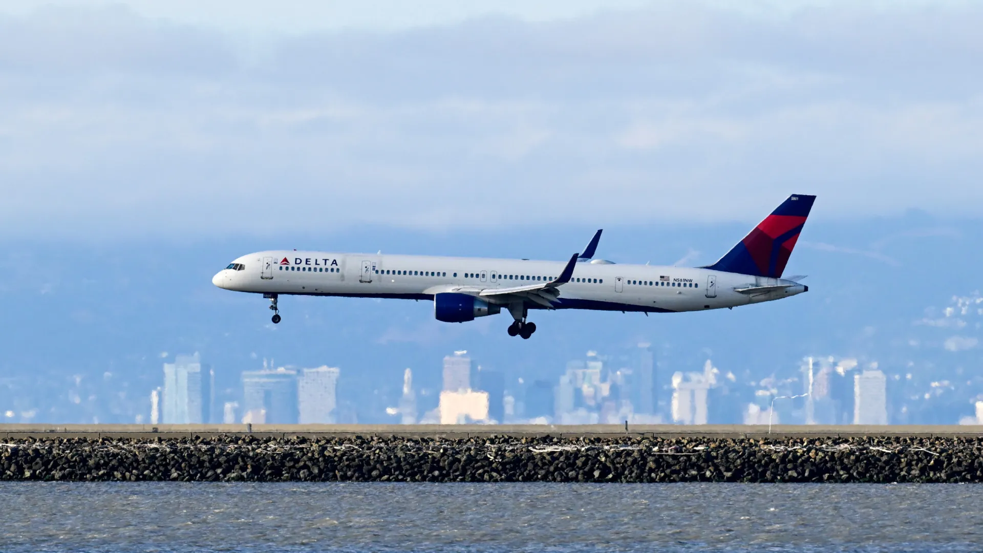 Voo da Delta enfrenta turbulência nos EUA e deixa 25 feridos