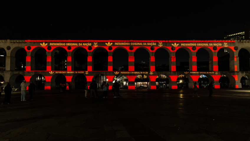 Flamengo recebe homenagem da Adidas com projeção nos Arcos da Lapa