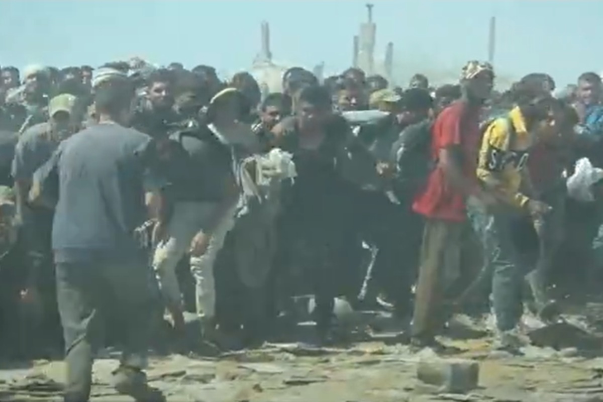 Vídeo. Multidão avança em caminhões de comida em Gaza sob som de tiros