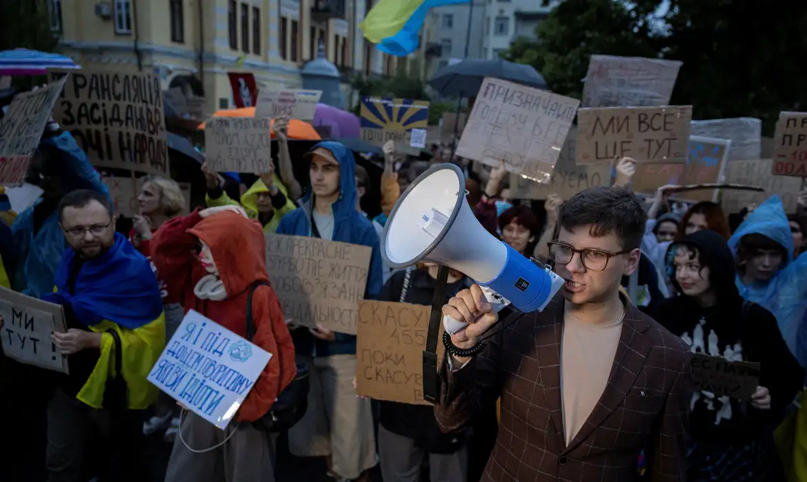Zelensky restabelece poder de agências anticorrupção, após protestos