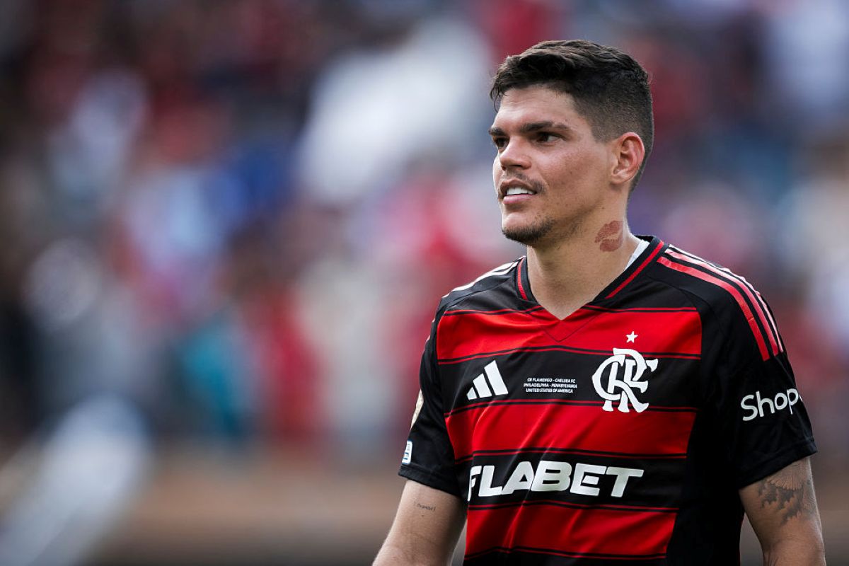 Ayrton Lucas está de volta para duelo da Copa do Brasil contra o Galo