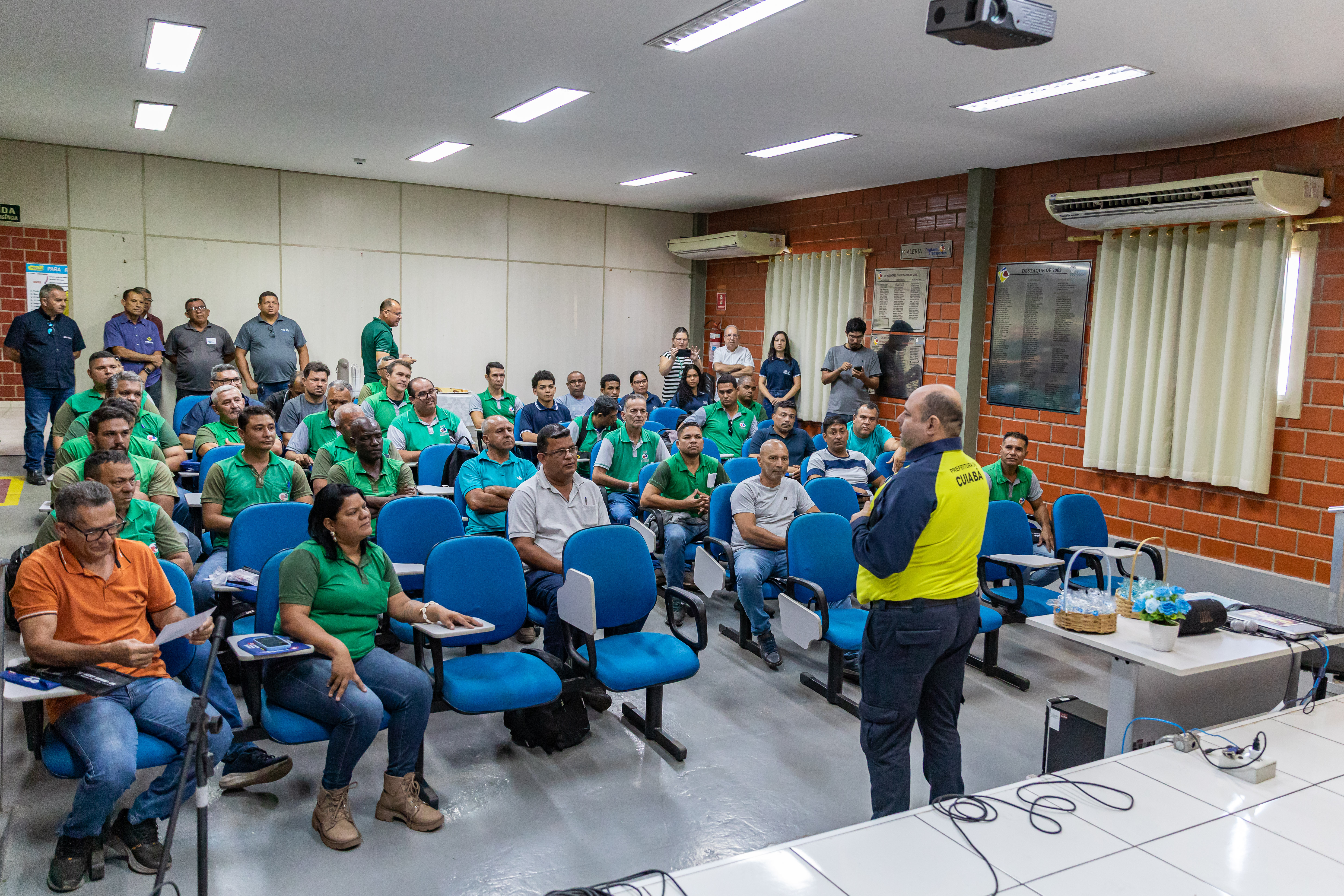 Semob prestigia evento em homenagem a 80 melhores motoristas
